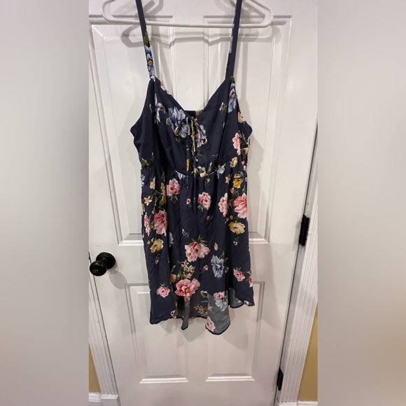 Torrid size 1 hi-lo top - Picture 3 of 9